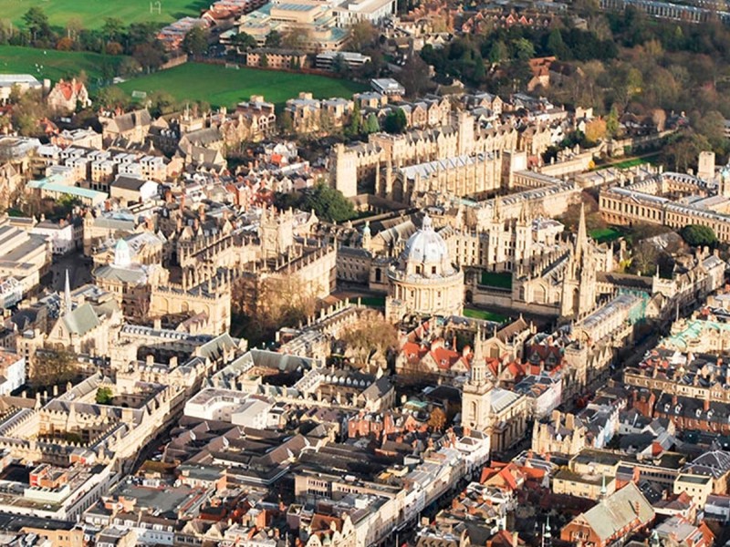 Zbor cu elicopterul deasupra unui oras istoric, pentru 2 persoane, in 28 de locatii, la alegere, din UK