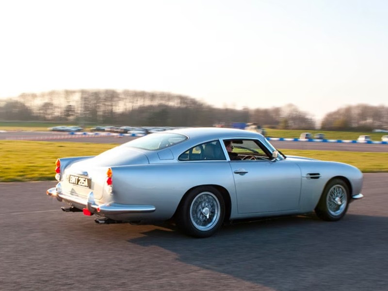 Condu masina lui James Bond - Aston Martin Replica DB5 - 7 locatii din UK
