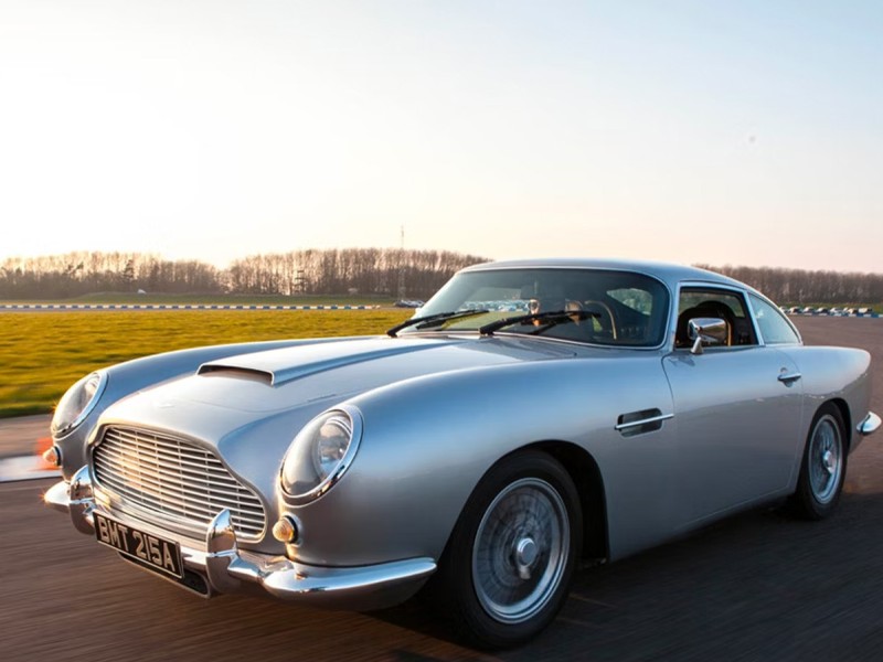 Condu masina lui James Bond - Aston Martin Replica DB5 - 7 locatii din UK