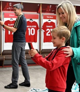 Turul stadionului Liverpool si intrare la muzeu, pentru un adult si un copil, in Merseysid
