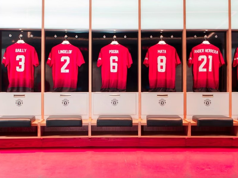 Manchester United stadium tour for 2 children and 2 adults