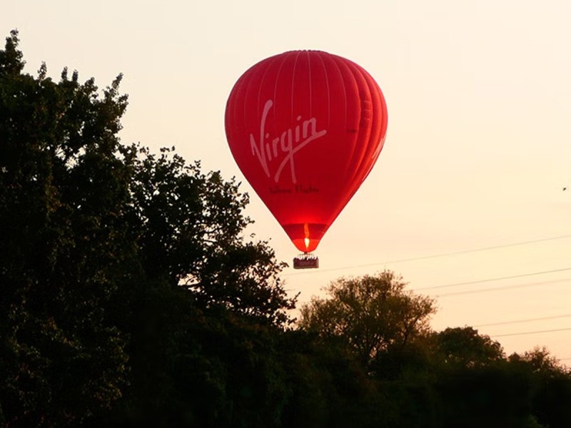 Zbor cu balonul cu aer cald Virgin si sampanie, pentru 2 persoane, in peste 100 de locatii, la alegere, din UK