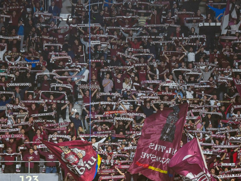 Player Escort - intra pe teren alaturi de jucatorii echipei Rapid, pe stadionul Giulesti