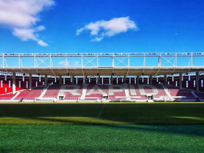 Player Escort - intra pe teren alaturi de jucatorii echipei Rapid, pe stadionul Giulesti