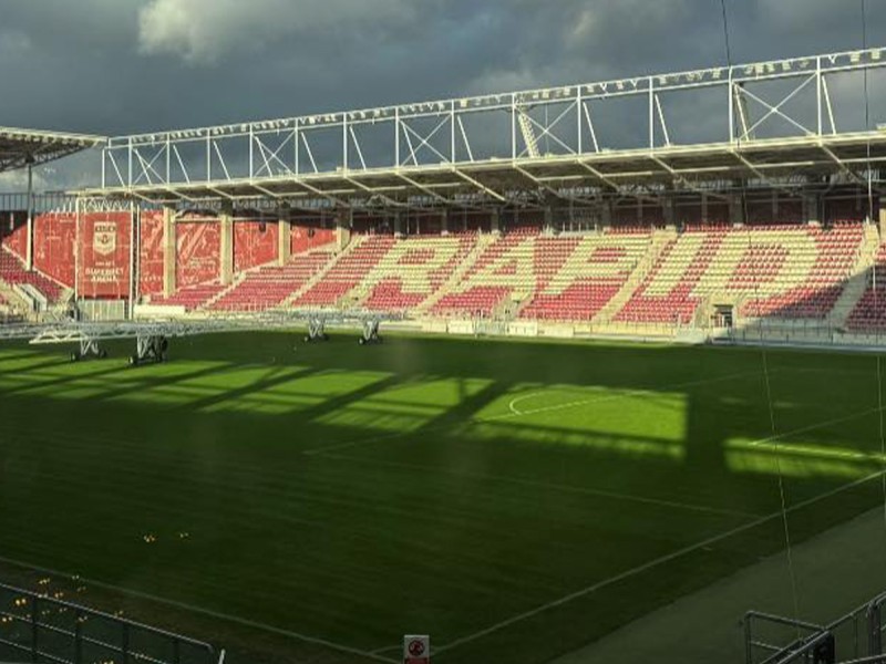 Player Escort - intra pe teren alaturi de jucatorii echipei Rapid, pe stadionul Giulesti