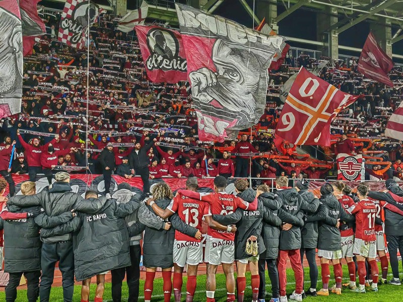 Player Escort - intra pe teren alaturi de jucatorii echipei Rapid, pe stadionul Giulesti
