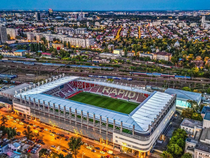 Player Escort - intra pe teren alaturi de jucatorii echipei Rapid, pe stadionul Giulesti