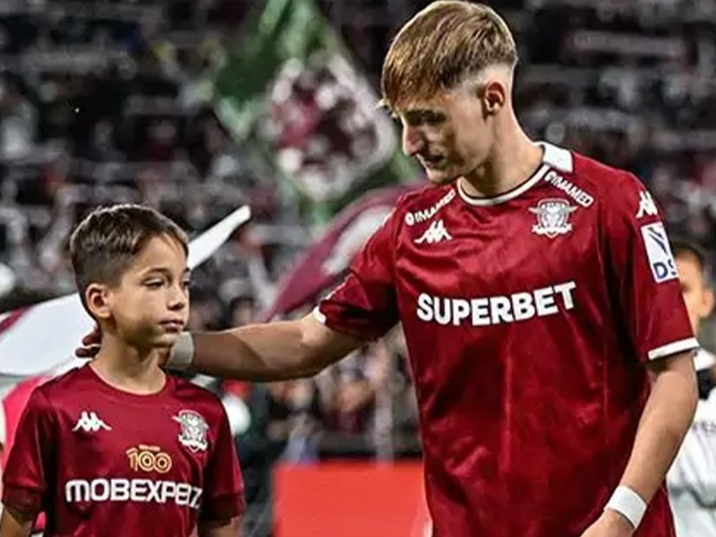 Player Escort - intra pe teren alaturi de jucatorii echipei Rapid, pe stadionul Giulesti