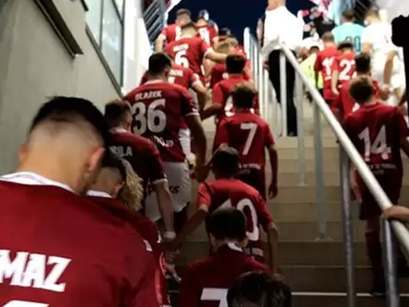 Player Escort - intra pe teren alaturi de jucatorii echipei Rapid, pe stadionul Giulesti
