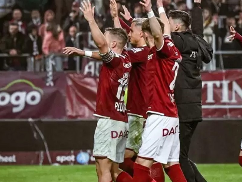 Player Escort - intra pe teren alaturi de jucatorii echipei Rapid, pe stadionul Giulesti