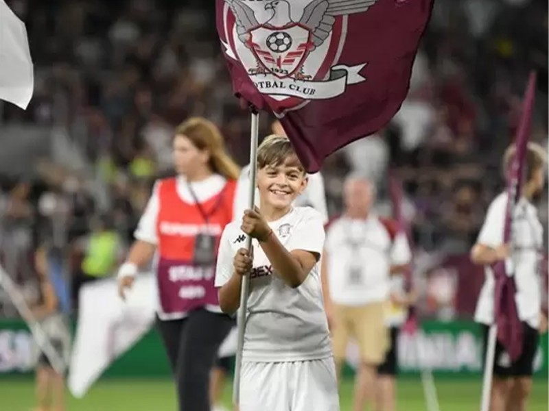 Player Escort - intra pe teren alaturi de jucatorii echipei Rapid, pe stadionul Giulesti