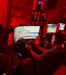 Simulator de curse cu masini puternice, pentru grupuri, in Bucuresti
