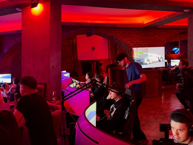Powerful car racing simulator for groups in Bucharest