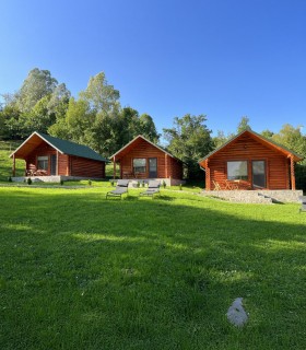 Aer de vacanta - 3 cabane, 6 persoane, 2 nopti cu demipensiune, pe Valea Doftanei