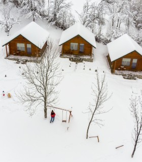 Aer de vacanta - 3 cabane, 6 persoane, 2 nopti cu demipensiune, pe Valea Doftanei