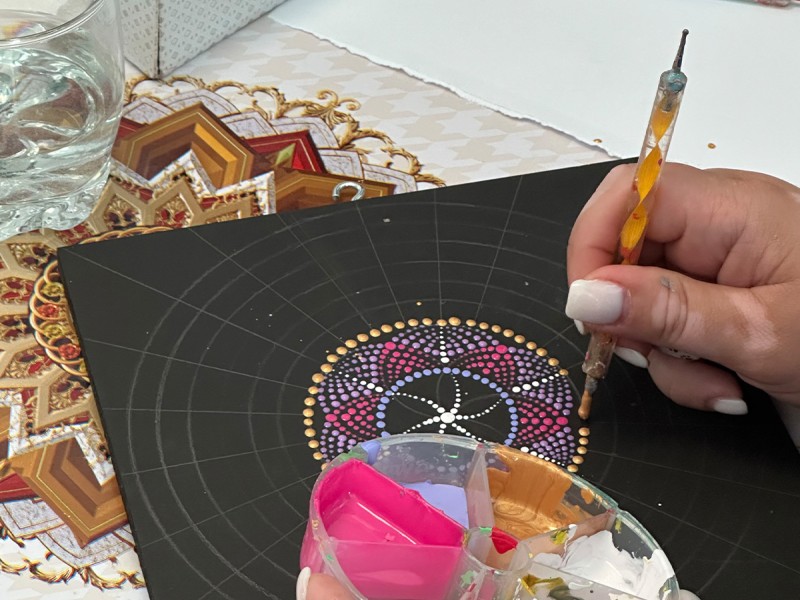Art therapy workshop to create Mandalas in dots, in Bucharest
