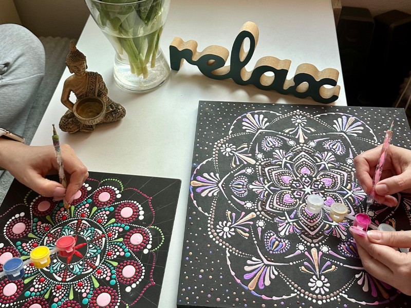 Art therapy workshop to create Mandalas in dots, in Bucharest