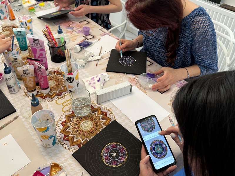 Art therapy workshop to create Mandalas in dots, in Bucharest