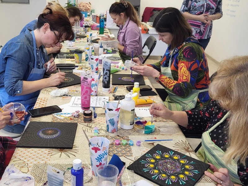 Art therapy workshop to create Mandalas in dots, in Bucharest