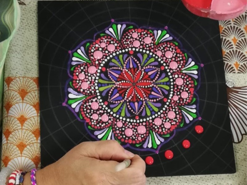 Art therapy workshop to create Mandalas in dots, in Bucharest