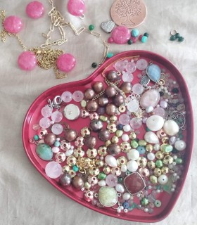 Creative workshop in Bucharest - Create a bracelet with crystals and natural pearls