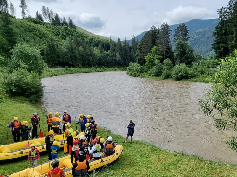 Vacanta de 3 nopti la Glamping in Bucovina, cu Mega Tiroliana, Rafting sau Caiac, Tir cu arma si Drumetie