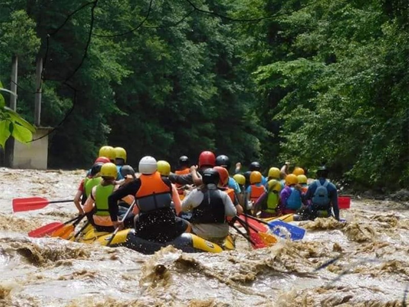 Vacanta de 3 nopti la Glamping in Bucovina, cu Mega Tiroliana, Rafting sau Caiac, Tir cu arma si Drumetie