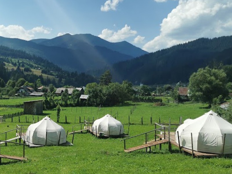 Vacanta de 3 nopti la Glamping in Bucovina, cu Mega Tiroliana, Rafting sau Caiac, Tir cu arma si Drumetie