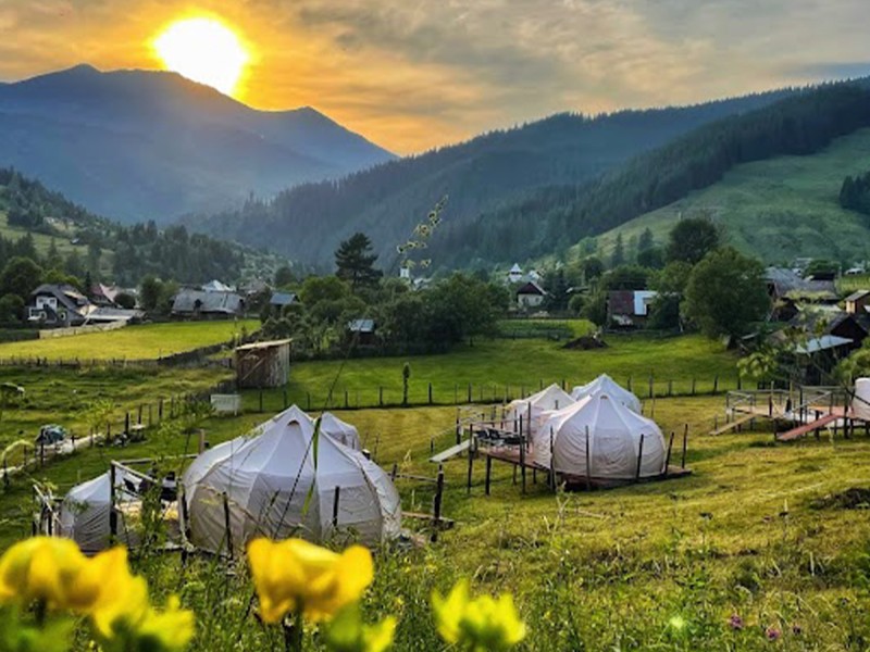 Vacanta de 3 nopti la Glamping in Bucovina, cu Mega Tiroliana, Rafting sau Caiac, Tir cu arma si Drumetie