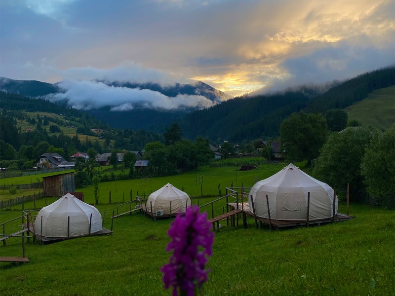 Vacanta de 3 nopti la Glamping in Bucovina, cu Mega Tiroliana, Rafting sau Caiac, Tir cu arma si Drumetie