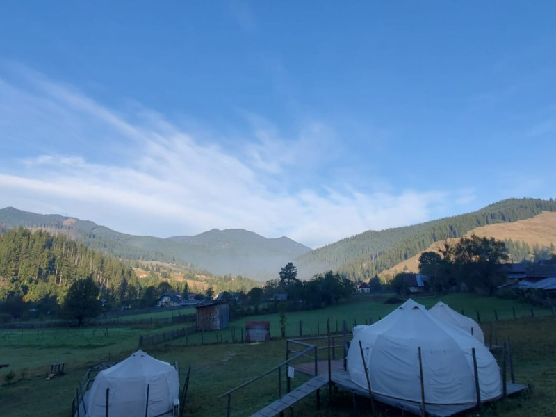 Vacanta de 3 nopti la Glamping in Bucovina, cu Mega Tiroliana, Rafting sau Caiac, Tir cu arma si Drumetie