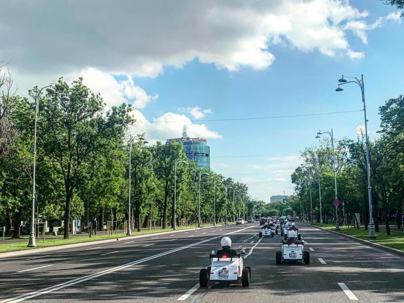 Experimentează și redescoperă pasiunea de a conduce o mașină de poveste