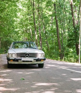 Rent a Mercedes 560 SL - a classic collection car in Bucharest
