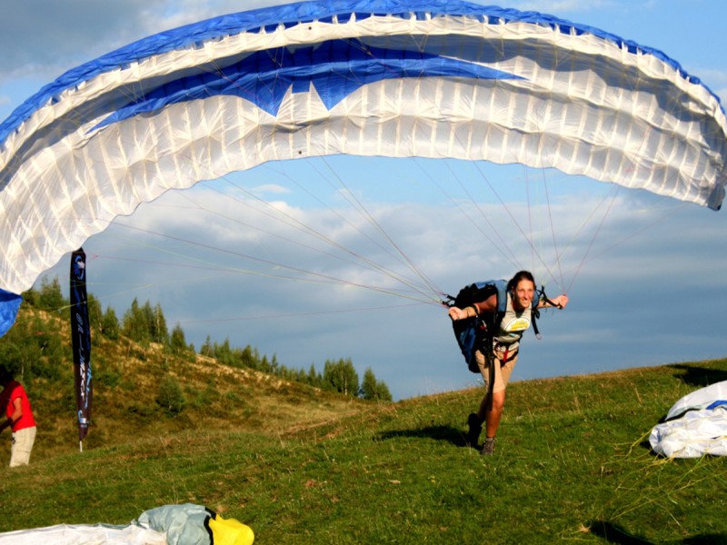 Invata sa fii pilot de parapanta si traieste senzatia zborului in tandem