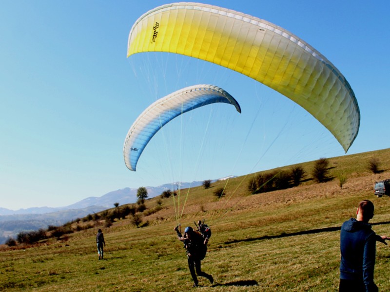 Invata sa fii pilot de parapanta si traieste senzatia zborului in tandem