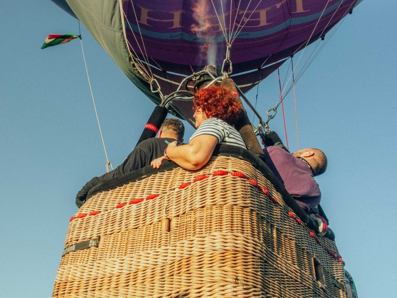Rasaritul perfect vazut dintr-un balon cu aer cald in Mures