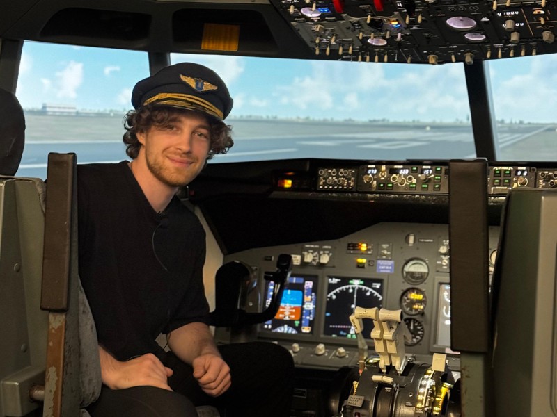 Simulator de zbor - Fii pilot de avion pentru o ora, la mansa unui B737-800 New Generation