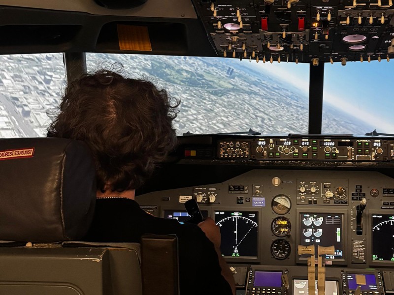Simulator de zbor - Fii pilot de avion pentru o ora, la mansa unui B737-800 New Generation