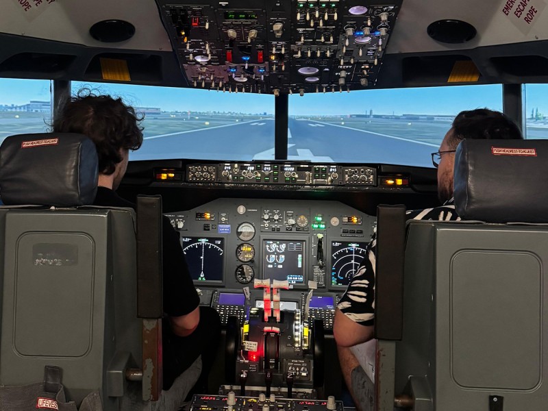 Simulator de zbor - Fii pilot de avion pentru o ora, la mansa unui B737-800 New Generation