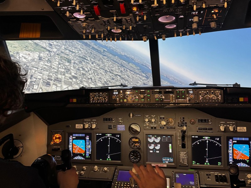 Simulator de zbor - Fii pilot de avion pentru o ora, la mansa unui B737-800 New Generation