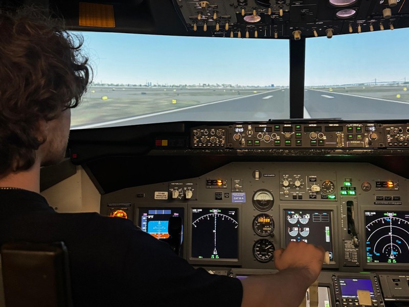 Simulator de zbor - Fii pilot de avion pentru o ora, la mansa unui B737-800 New Generation