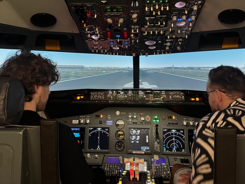 Simulator de zbor - Fii pilot de avion pentru o ora, la mansa unui B737-800 New Generation