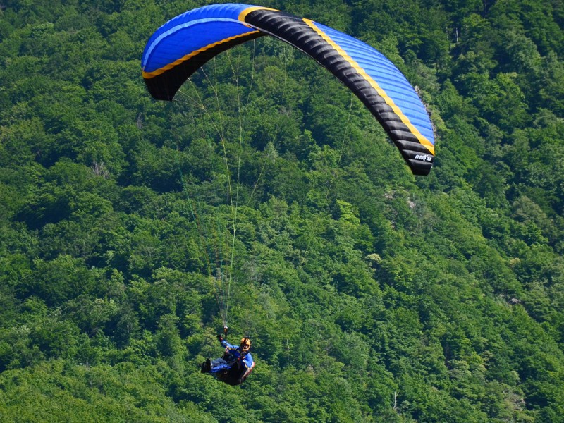 Zbor cu parapanta in tandem sau instruire pentru zbor individual in Sibiu