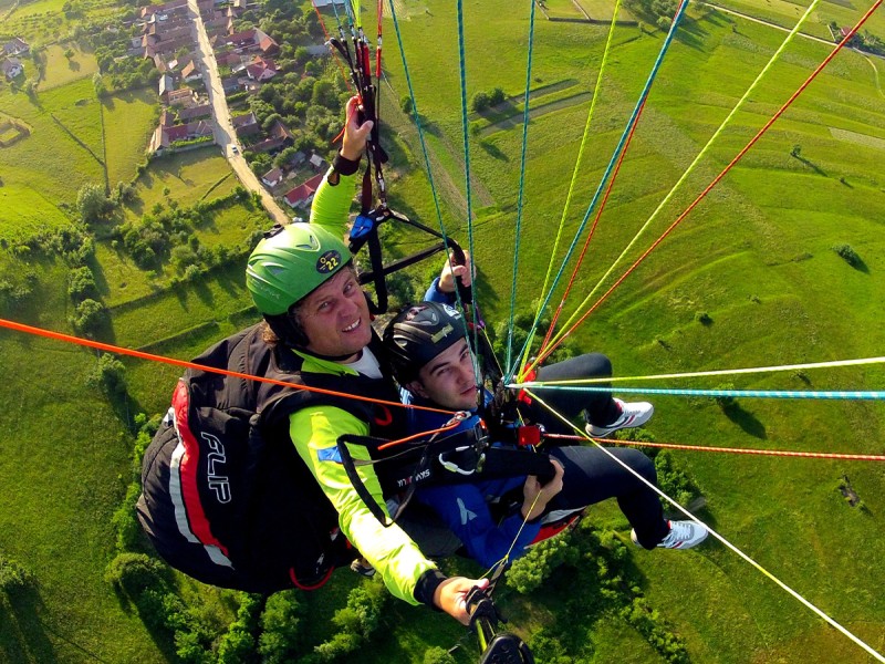 Zbor cu parapanta in tandem sau instruire pentru zbor individual in Sibiu