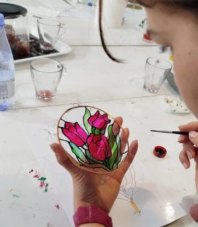Wine inspires, brushes dance – Painting workshops in Sibiu await you!