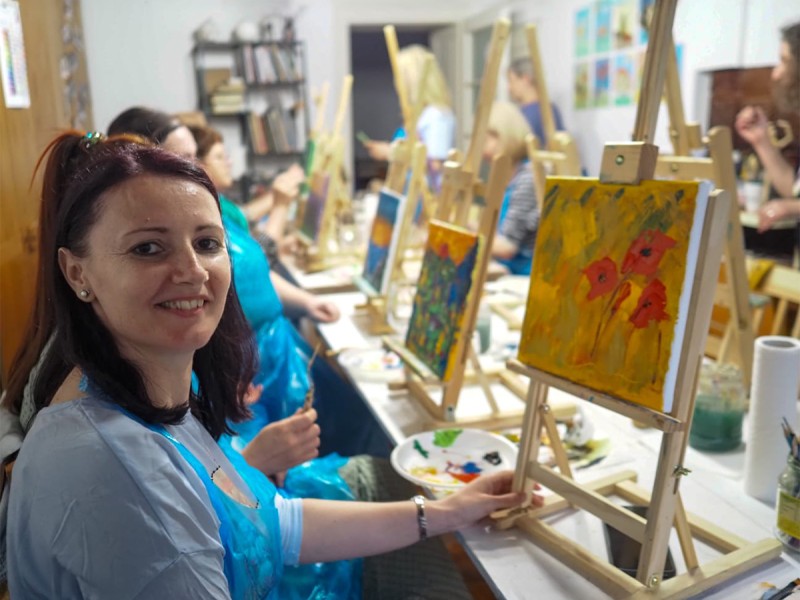 Vinul inspiră, pensula dansează – Atelierele de pictură din Sibiu te așteaptă!