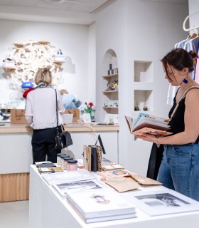 Tur ghidat prin atelierele unor artisti si designeri sau o cina cu un artist local, in Bucuresti
