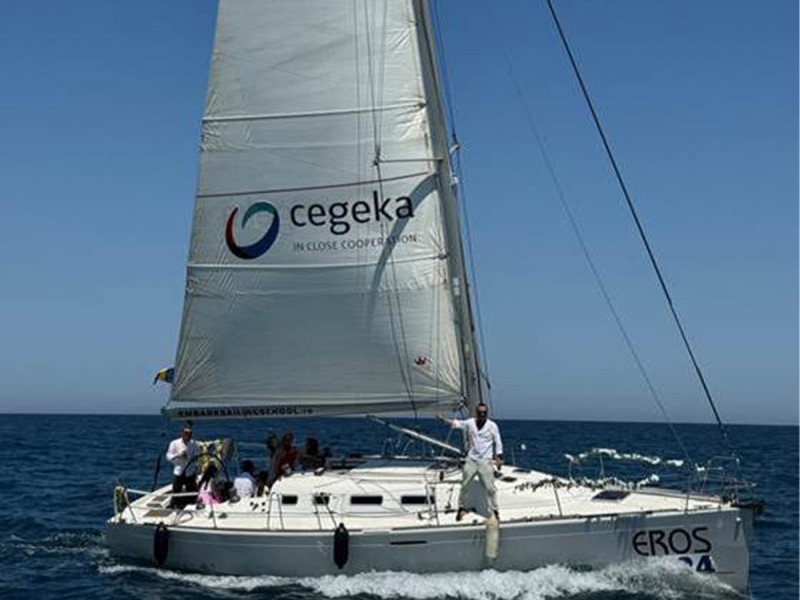A toast in the wind – Anniversary on the Sailboat, with your loved ones