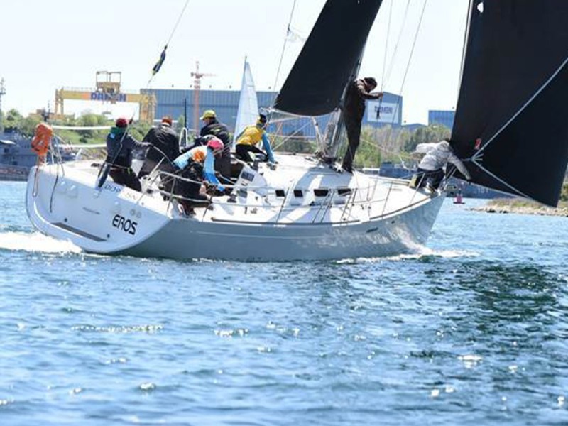 A toast in the wind – Anniversary on the Sailboat, with your loved ones