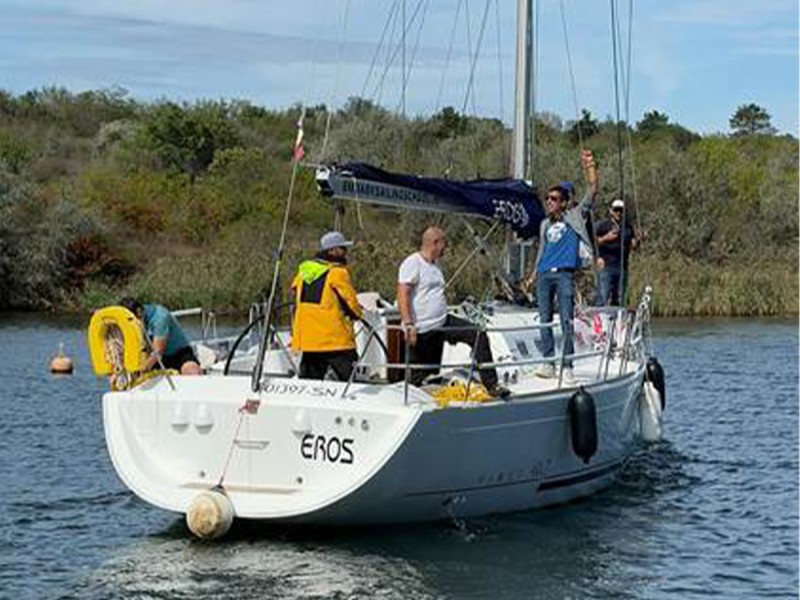 A toast in the wind – Anniversary on the Sailboat, with your loved ones